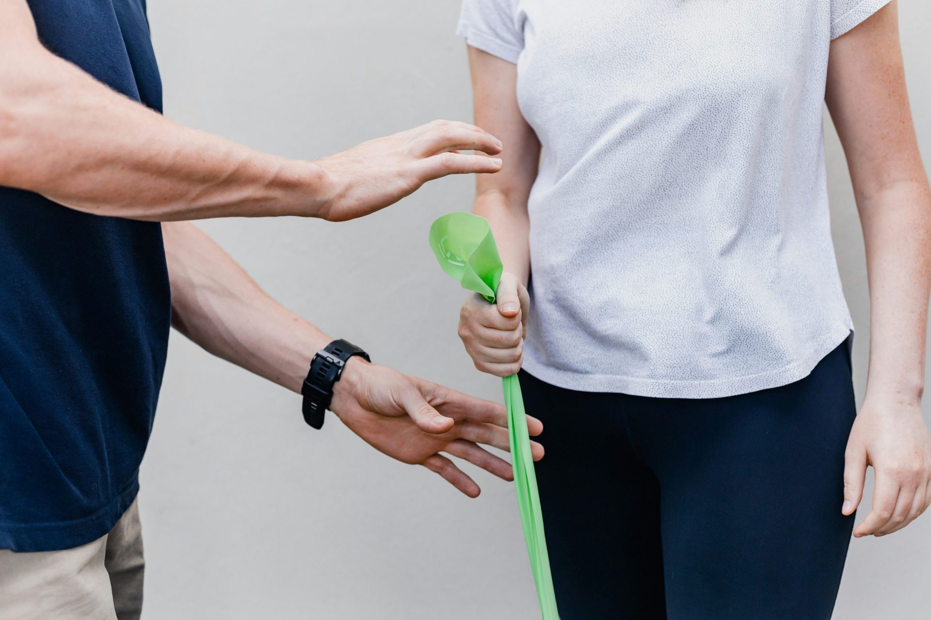 eine Person, die einen grünen Gegenstand in der Hand hält